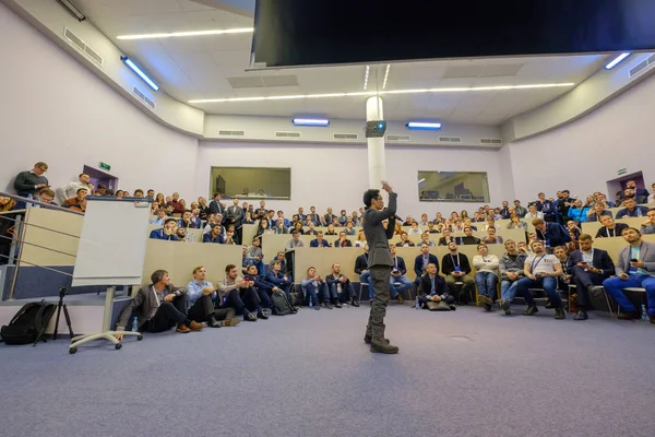 Menschen besuchen Krypto-Weltraum-Event auf dem skolkovo Campus — Stockfoto