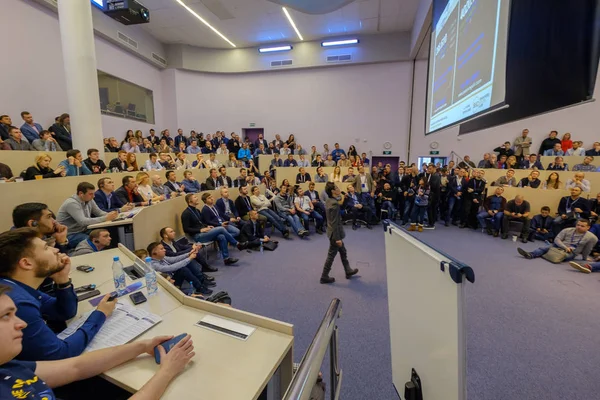 Personer delta Crypto Space evenemang på Skolkovo Campus — Stockfoto
