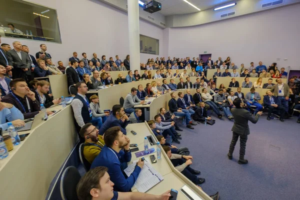 Mensen wonen Crypto ruimte evenement op de Skolkovo Campus — Stockfoto