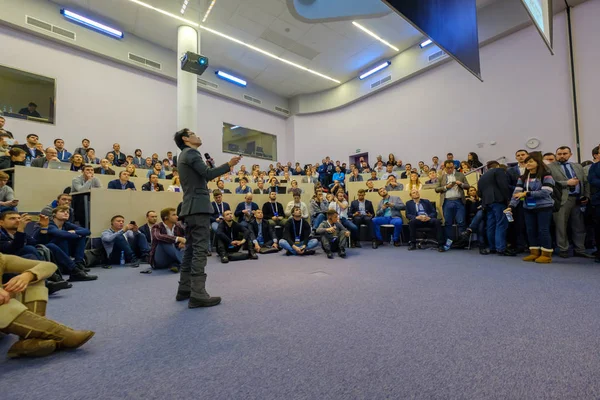 Menschen besuchen Krypto-Weltraum-Event auf dem skolkovo Campus — Stockfoto