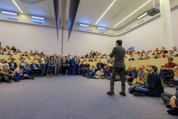 Люди посещают Crypto Space event в кампусе "Сколково" — стоковое фото