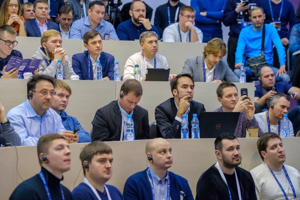 Menschen besuchen Krypto-Weltraum-Event auf dem skolkovo Campus — Stockfoto