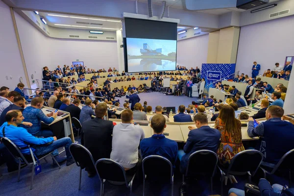 Lidé zúčastní Crypto prostor v Skolkovo Campus — Stock fotografie