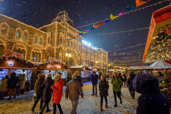 Menschen besuchen Weihnachtsmarkt am Roten Platz — Stockfoto