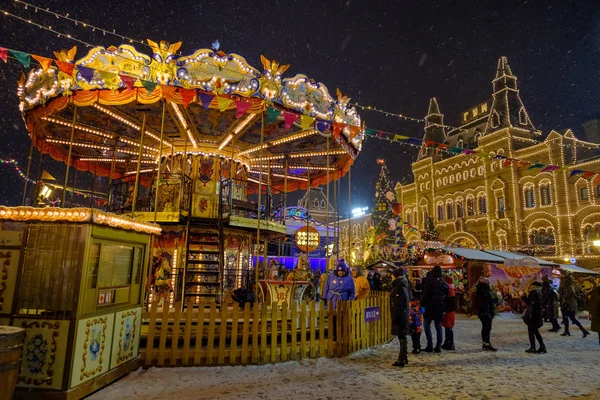 Mensen wonen kerstmarkt op het Rode plein — Stockfoto