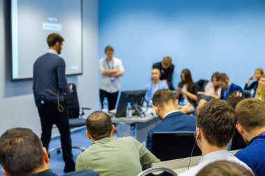 İnsanlar iş konferans Kongre salonunda katılmak