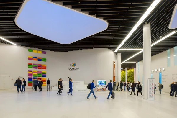 Persone frequentano Skolkovo Campus — Foto Stock