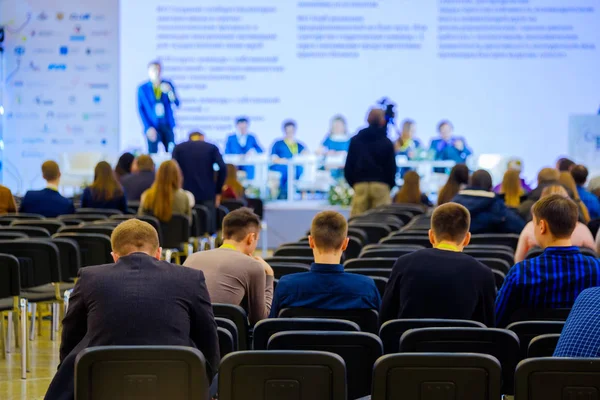 人々 の議会ホールでビジネス会議に出席します。 — ストック写真