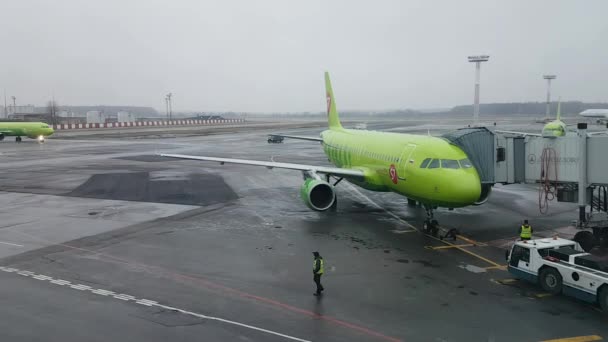 Aeroporto di Domodedovo time lapse traffico di giorno — Video Stock