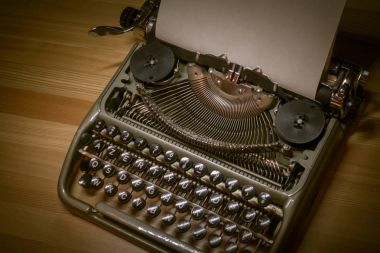 Daktilo ile boş kağıt yüklü kullanıma hazır