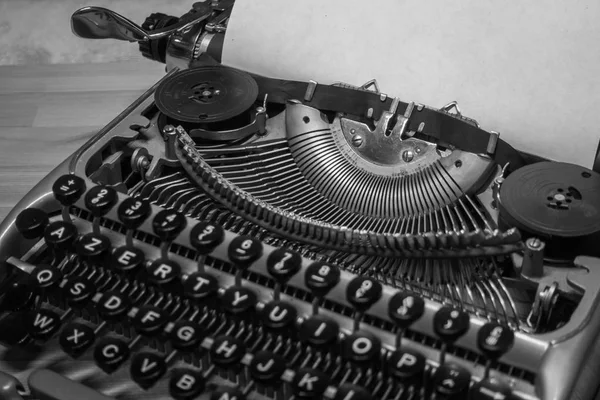 Máquina de escribir lista para usar con papel en blanco instalado —  Fotos de Stock