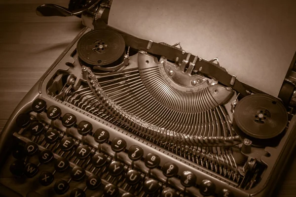 Máquina de escrever pronta para uso com papel em branco instalado — Fotografia de Stock