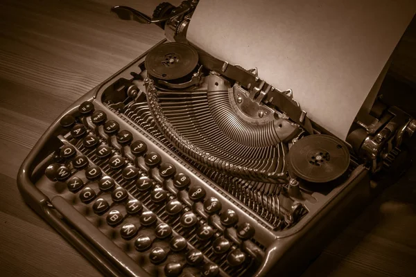 Használatra kész, telepített üres papírral írógép — Stock Fotó