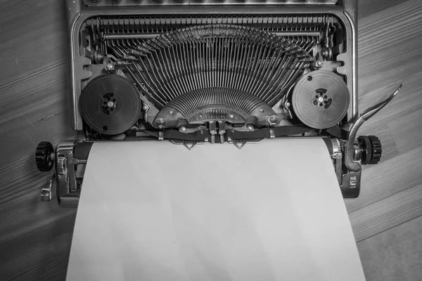 Друкарська машинка готова до використання з встановленим чистим папером — стокове фото
