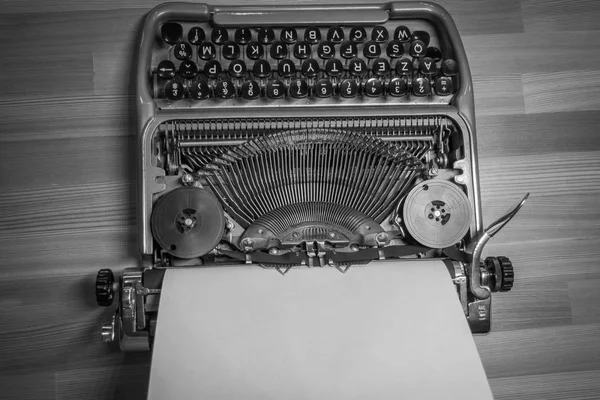 Machine à écrire prête à l'emploi avec papier vierge installé — Photo
