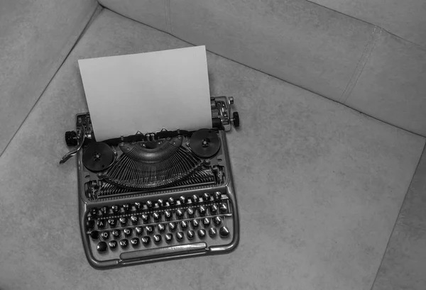 Typewriter ready for use with blank paper installed — Stock Photo, Image