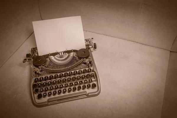 Máquina de escrever pronta para uso com papel em branco instalado — Fotografia de Stock
