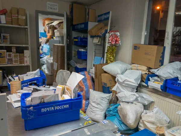 Ufficio postale è affollato di pacchi da negozi online prima di Natale — Foto Stock