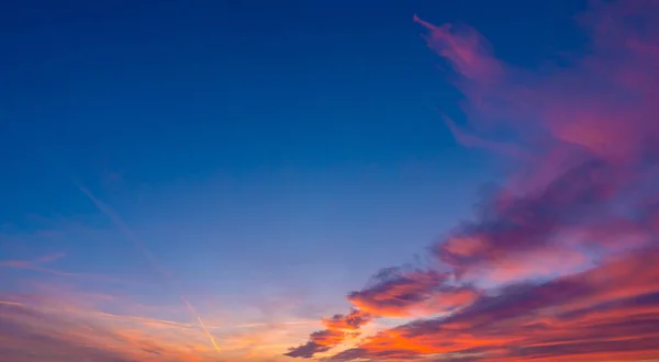 Nubes rosadas al atardecer — Foto de Stock