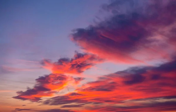 Nubes rosadas al atardecer — Foto de Stock