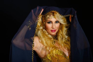 Kadın fortune teller portre siyah