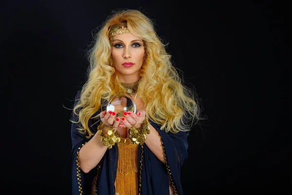 Mujer adivina con retrato de bola de cristal — Foto de Stock