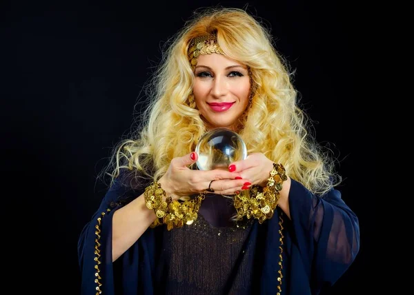 Mujer adivina con retrato de bola de cristal — Foto de Stock