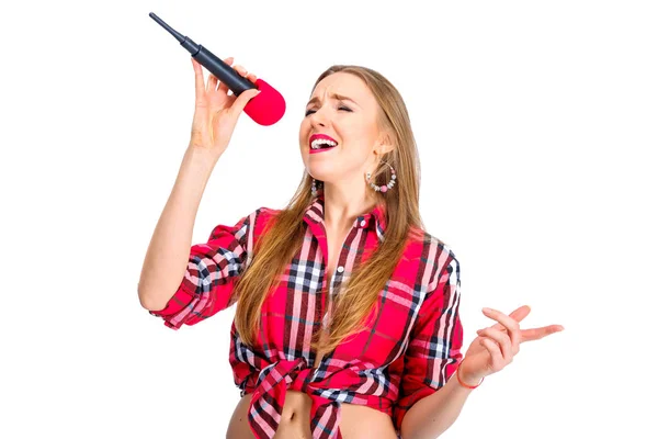Jonge sexy vrouw gekleed in jeans en geruit overhemd zingen — Stockfoto