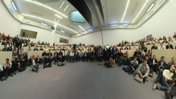 As pessoas participam do evento Crypto Space no Campus Skolkovo — Vídeo de Stock