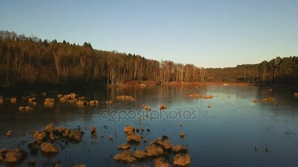Jezioro jest pokryte lodem o zachodzie słońca, — Wideo stockowe