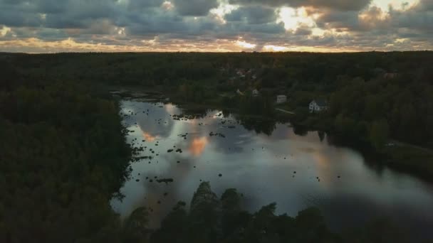 夕暮れ時の湖の上の飛行ドローン — ストック動画