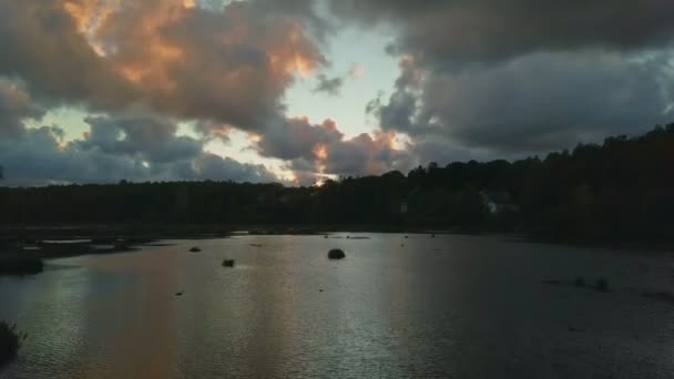 Drone volador sobre el lago al atardecer — Vídeos de Stock