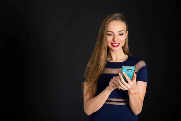 Aantrekkelijke jonge vrouw praten op slimme telefoon ik — Stockfoto