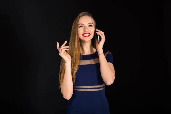 Attraente giovane donna che parla a smart phone i — Foto Stock