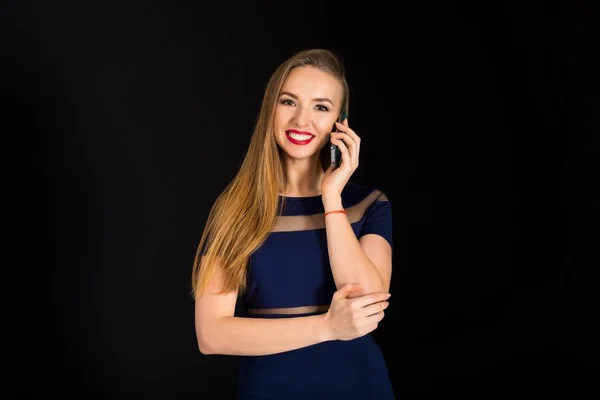 Atraente jovem mulher falando no telefone inteligente i — Fotografia de Stock