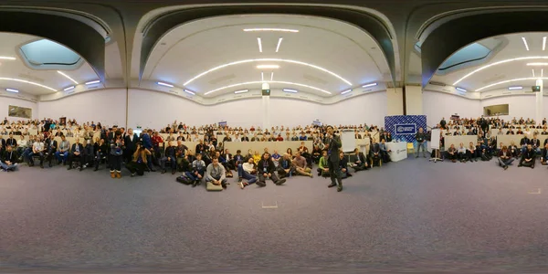 La gente asiste al evento Crypto Space en Skolkovo Campus — Foto de Stock