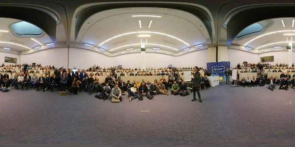 Menschen besuchen Krypto-Weltraum-Event auf dem skolkovo Campus — Stockfoto