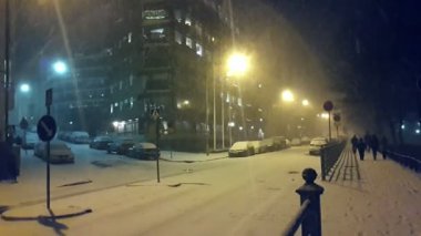 Kar yağışı gece şehir