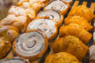 Fırında taze hamur işleri satılıyor.