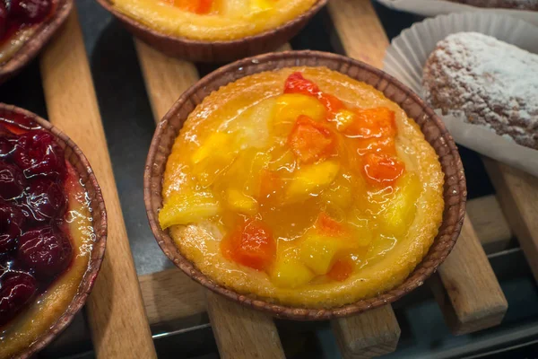 Verse gebak te koop in de bakkerij — Stockfoto