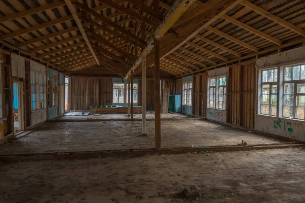 Interno di un edificio abbandonato finestre rotte — Foto Stock