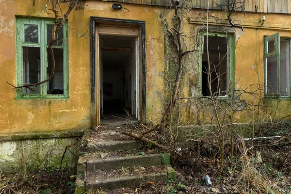 Extérieur d'un bâtiment abandonné fenêtres cassées — Photo