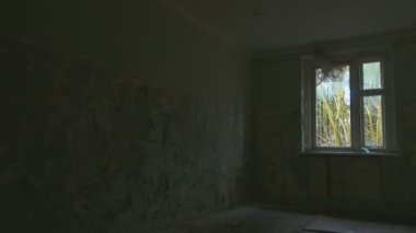 Windows kırık terk edilmiş bir binanın iç