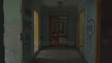 İleri içinde terk edilmiş bir binada koridorda yürürken