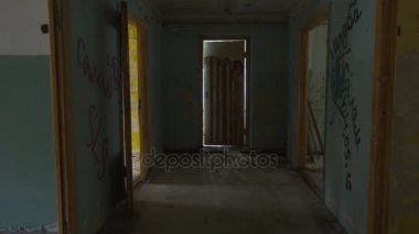 İleri içinde terk edilmiş bir binada koridorda yürürken