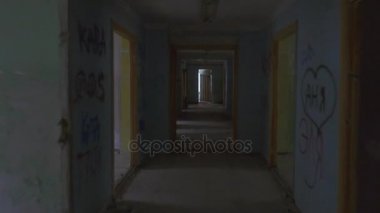Hızlı ileri koridor içinde terk edilmiş bir binada çalışan