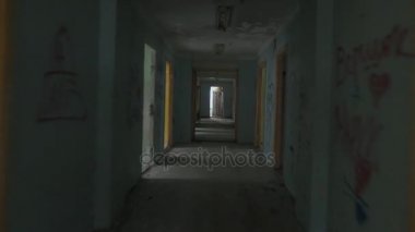 Hızlı ileri koridor içinde terk edilmiş bir binada çalışan