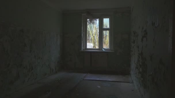 Interieur van een verlaten gebouw gebroken windows — Stockvideo