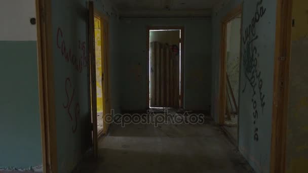 Avancer dans un couloir à l'intérieur d'un bâtiment abandonné — Video