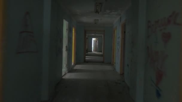 Fast running forward in corridor inside an abandoned building — Stock Video